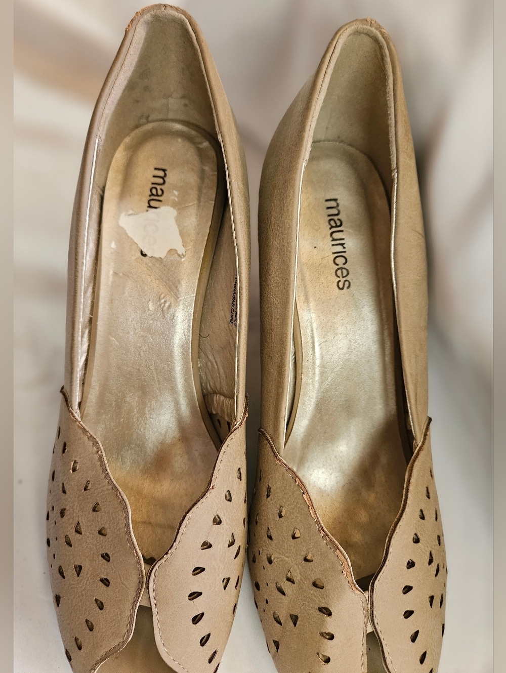 Maurices Womens Beige Laser Cut Peep Toe Pump 3 1/2" Stacked Heel Size 9